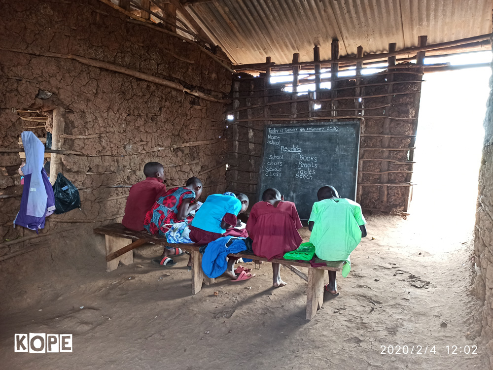 I bambini della scuola di Kisiita studiano senza banchi