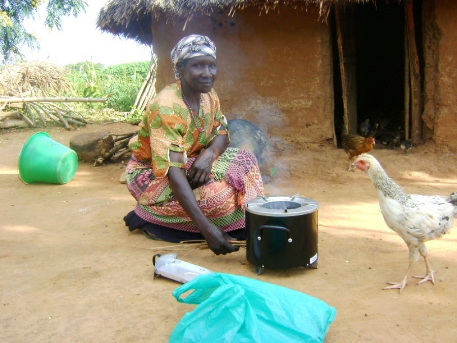 Una nuova eco-stufa Jikokoa ad Aloi in nord Uganda