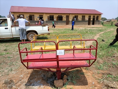 Un parco giochi per l'asilo di Cwero
