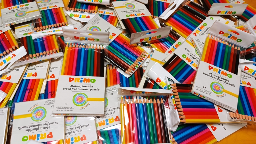 Grazie a Morocolor che ha donato più di 800 matite colorate per la campagna &quot;Penne e matite per andare scuola&quot;