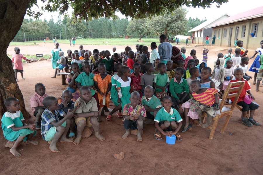 Buseregenyu: servizi igienici per 350 bambini